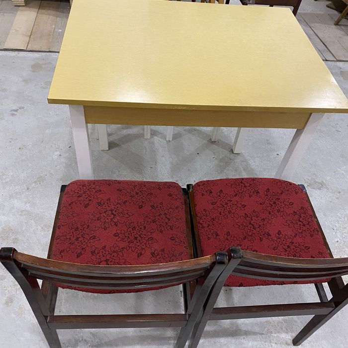 Стіл кухонний два стільця