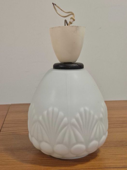 Lampa wisząca z białym szklanym kloszem PRL