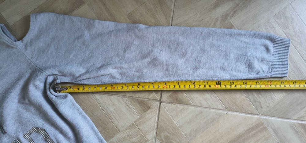 Swetr z kieszeniami  r.m