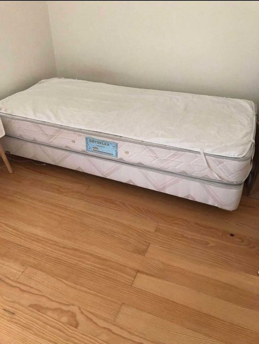 Cama Soummier e colchão 100 x 195 (2 juntos fazem cama king size)