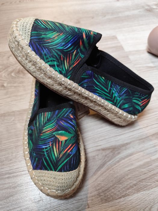 Nowe Espadryle MEDICINE rozmiar 36
Długość wkladki 23cm.

Mam 2 pary j