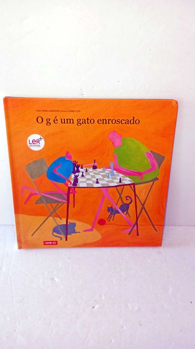 O g é um gato enroscado