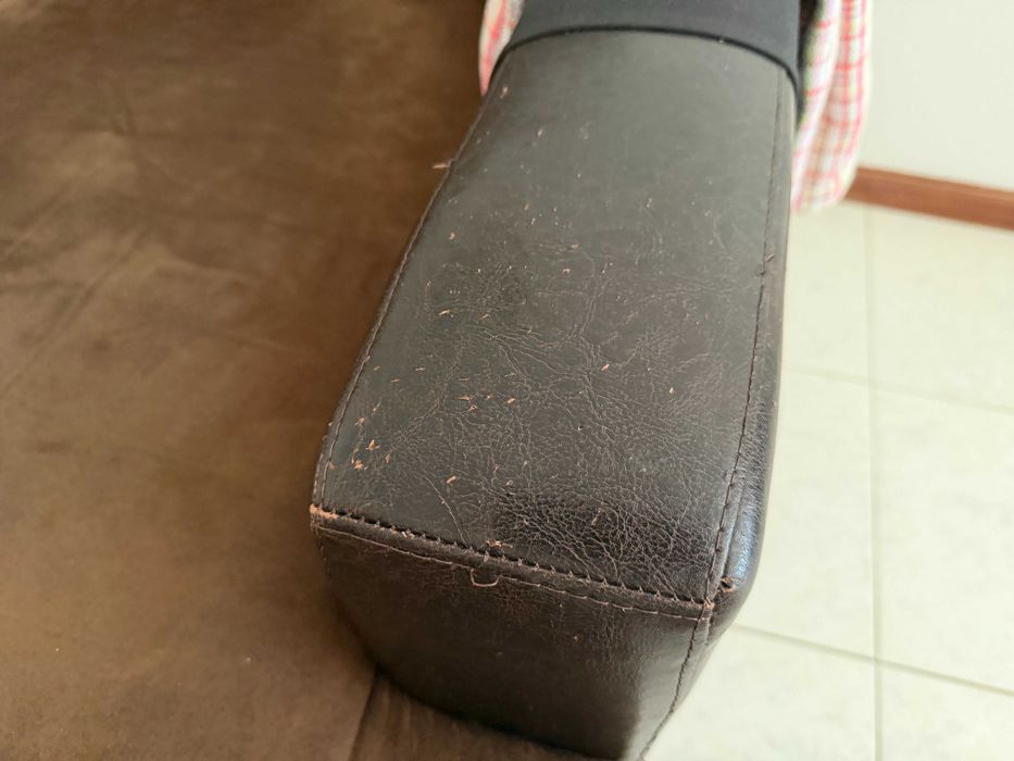 Sofá castanho com chaiselong