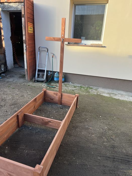 Tymczasowa obudowa grobu