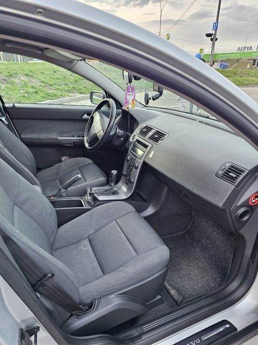 Терміново продам надійний Volvo v50 1.6D
