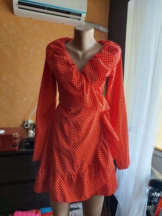 Червона сукня на запах в крапку