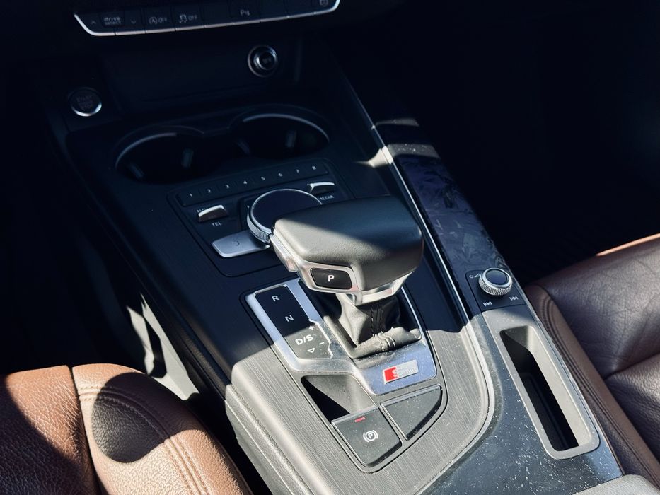 Продам машину Audi A4 2016