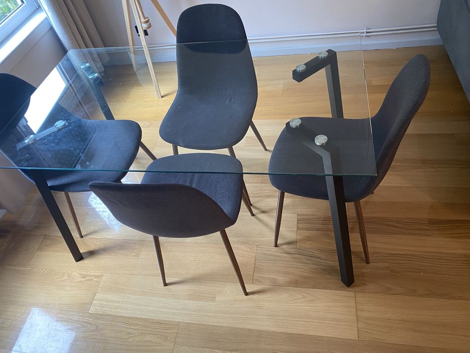 Vendo mesa de jantar de vidro com 4 cadeiras