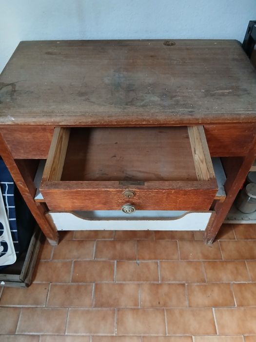 Mesa antiga em madeira