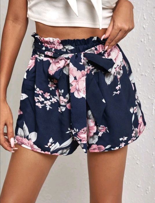 Calções azuis floridos