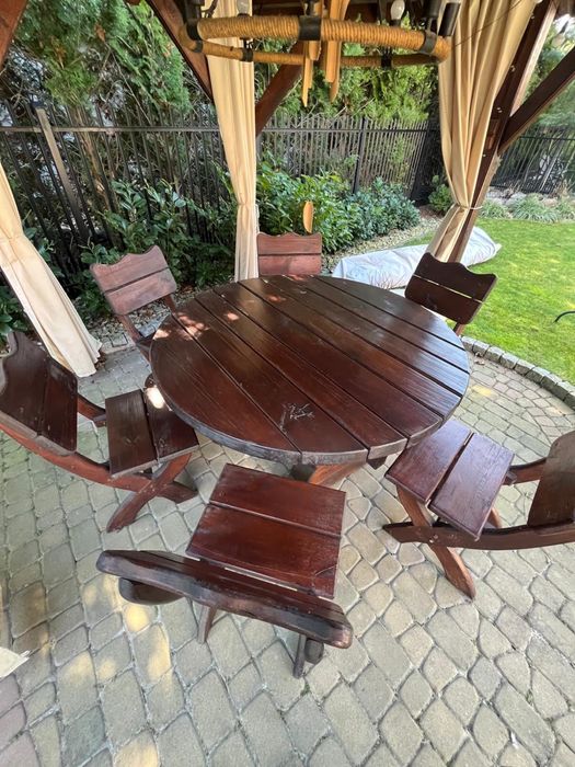 Altana ogrodowa, stół, krzesła i dodatki