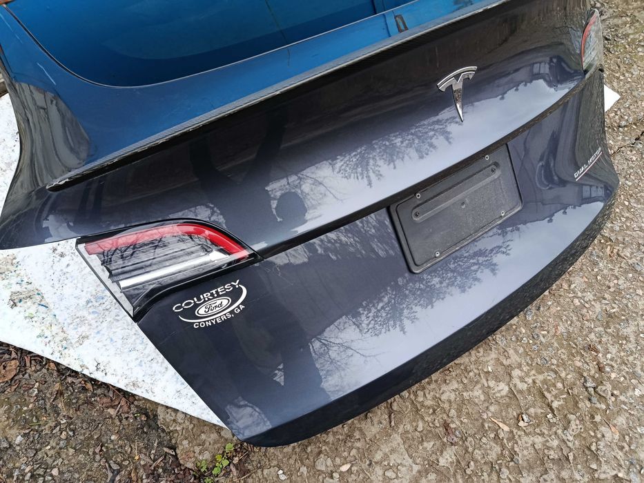 продам ляду Tesla model Y в  цвете PNGM состояние идеал