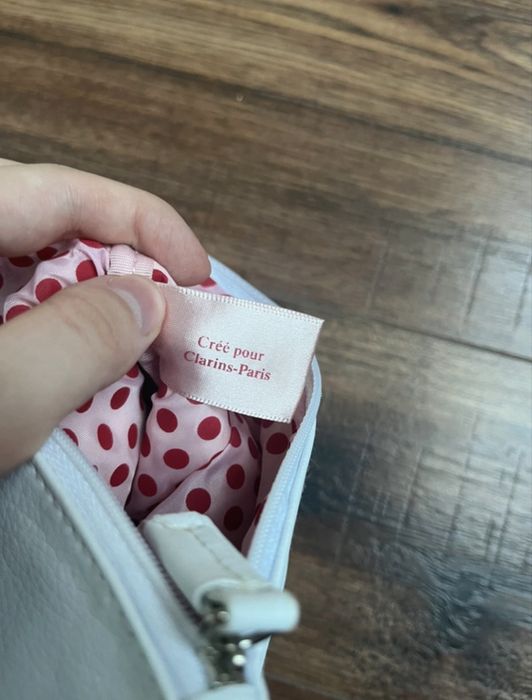 Biała kosmetyczka Clarins