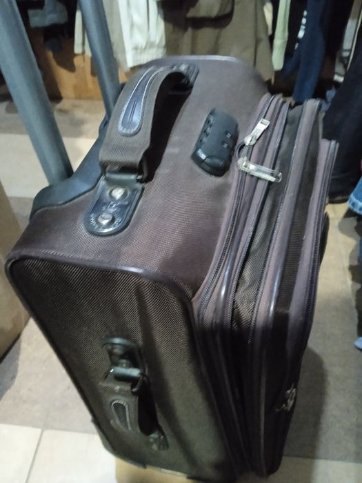 Продам два чемодана на колесах с выдвижной ручкой