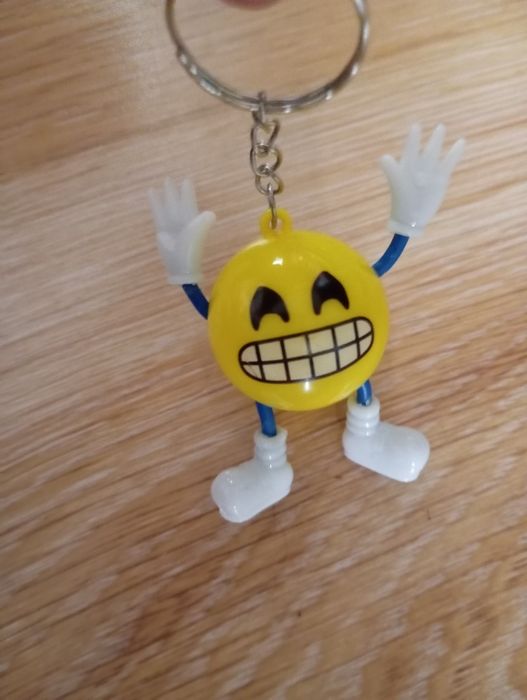Brelok emoticon emota z nóżkami