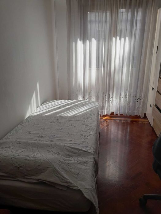 Quarto em rua do Vale de Santo António 143