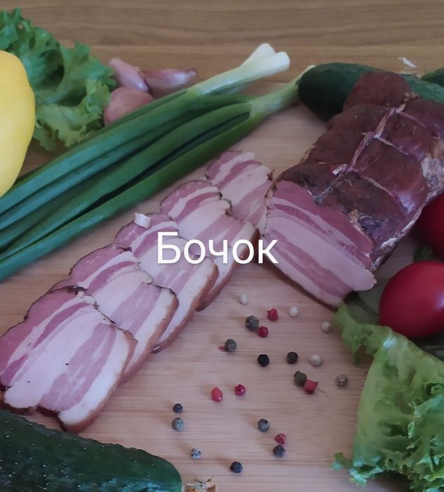 Домашні копченості, копчені ковбаси та м'ясо.