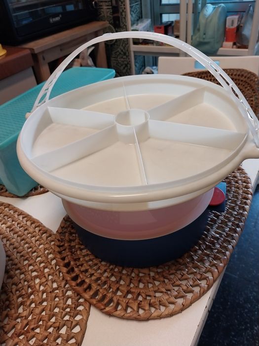 Seis caixas da Tupperwre's  novas comprei  muitas por gostar da marca