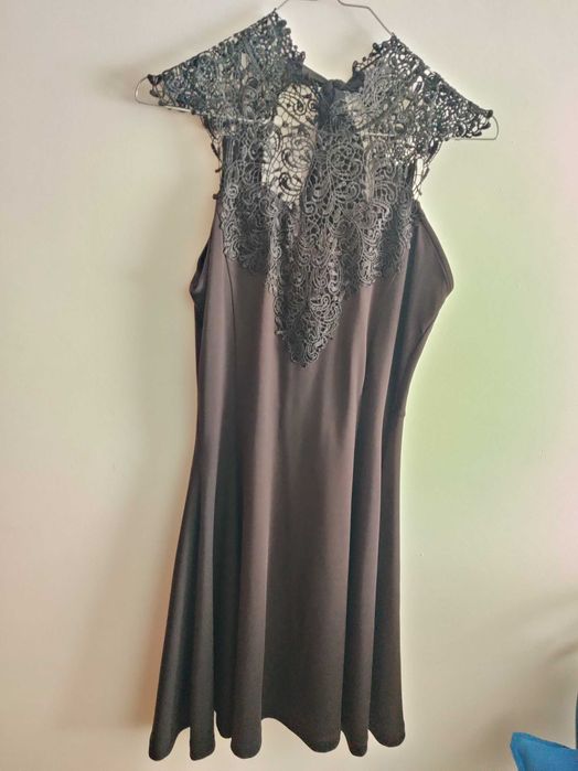 Vestido preto detalhes renda