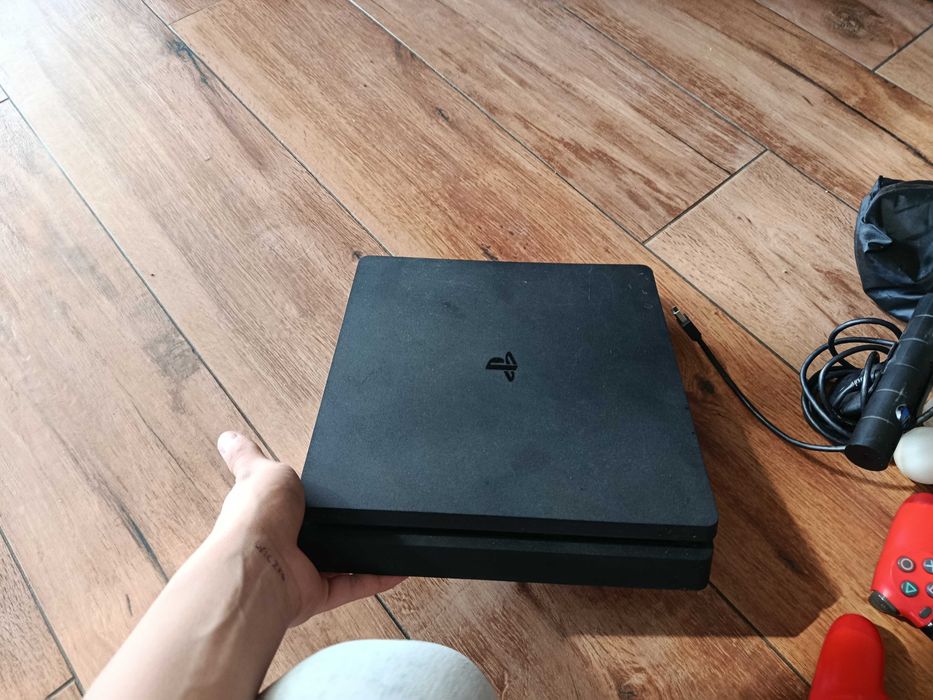 Konsola PS4 z goglami VR