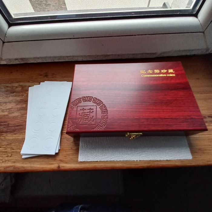 Piękna Drewniana Szkatułka na 50sztuk Monet w Kapslach!!!