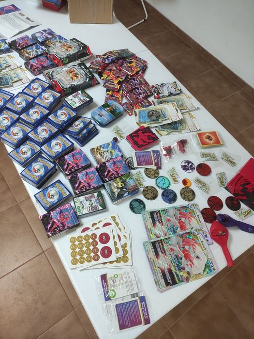Cartas Pokémon novas, algumas encontram se seladas completamente...