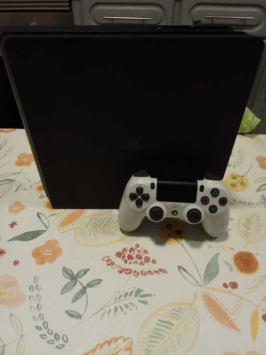 Vende se consola ps4 slim com comando