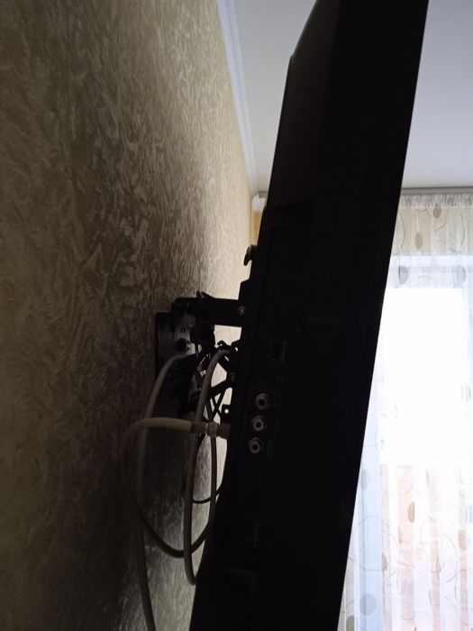 Телевизор Sharp (диагональ 80см)