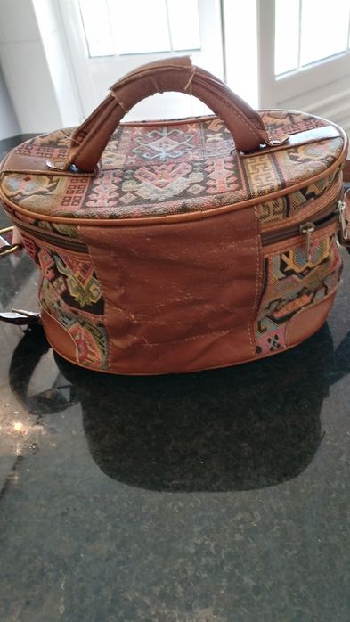 Malinha de mão de viagem castanha com fantasia