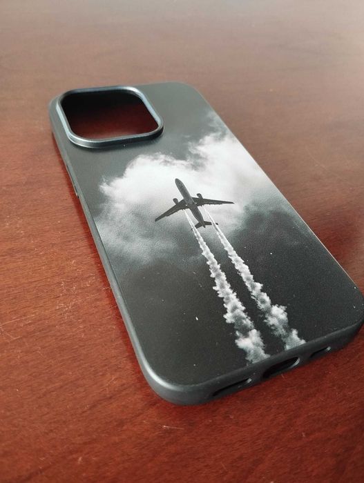 Capa iPhone 14 Pro Preta Avião