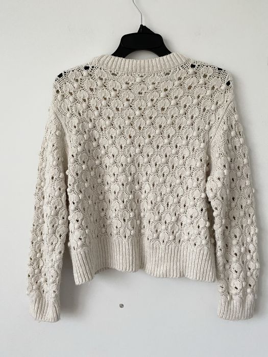 Zara śmietankowy sweter ażurowy kulki pompony