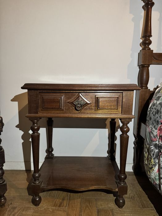 Mesas de cabeceira em madeira