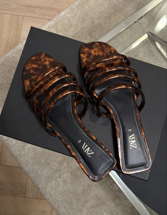 Brązowe klapki Zara