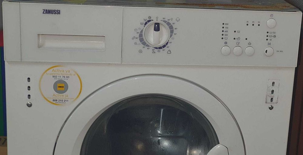 Maquina de Lavar Roupa da Zanussi de encastrar(Avariada)