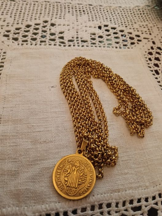 Cordão com medalhão