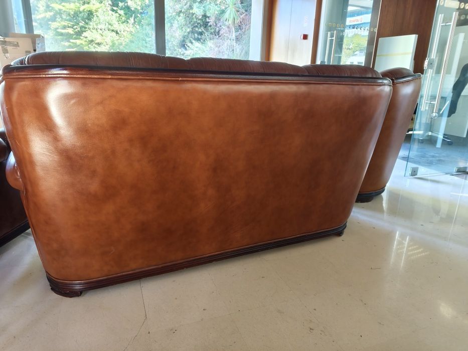 Vendo sofá cama com 2 poltronas. Pele genuína.