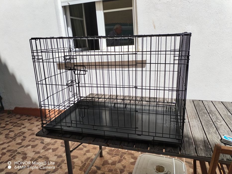 Jaula para cães de porte médio, dobrável e fácil de arrumar/transportar. Muito pouco uso.