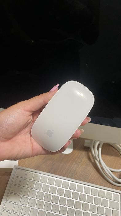 iMac 21.5" (2017) in excellent condition - with keyboard, mouse and cable.64585334454145124