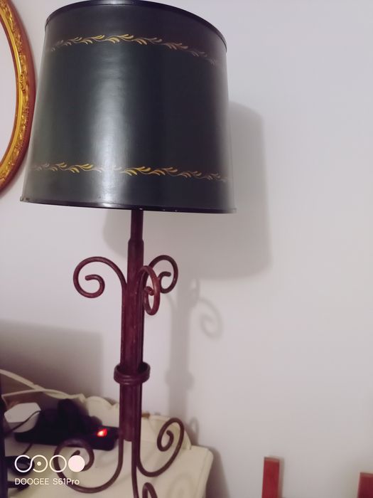 Vendo candeeiro em ferro, com abajur.