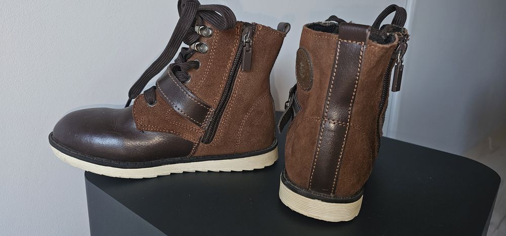 Skórzane buciki chłopięce.