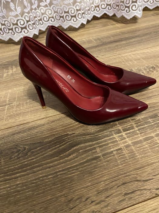 Туфлі чарівного бордового кольору