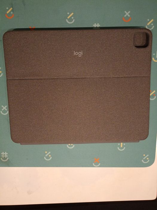 Etui z klawiaturą Logitech- uszkodzona.