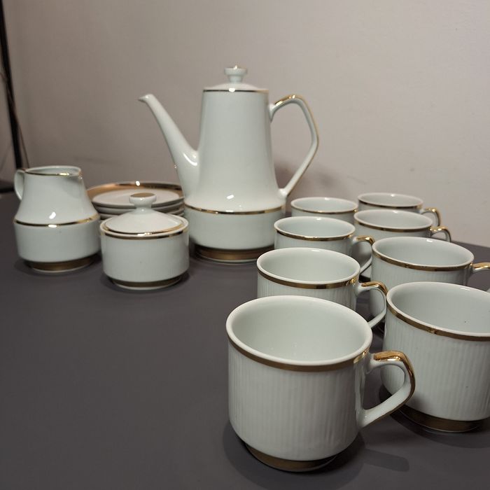 Porcelana Chodzież PRL serwis kawowy 8 filiżanek dzbanek  złoty dekor