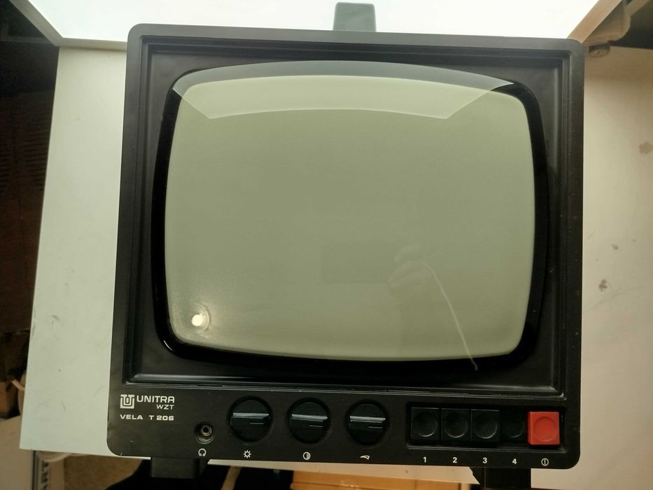 Telewizor Unitra WZT Vela T 206 czarno-biały, przenośny PRL