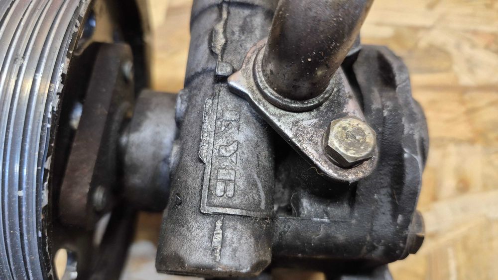 AUDI/VW-Bomba Direção ORIGINAL KYB ref :8D01,45177Q+ polie 038145,255D