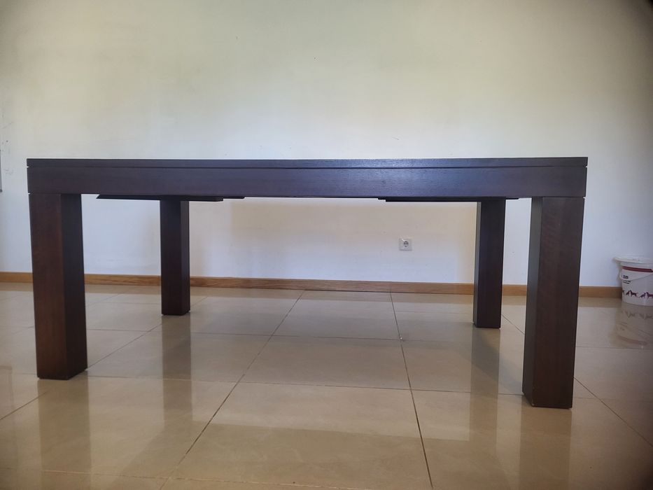 Mesa de jantar em madeira maciça