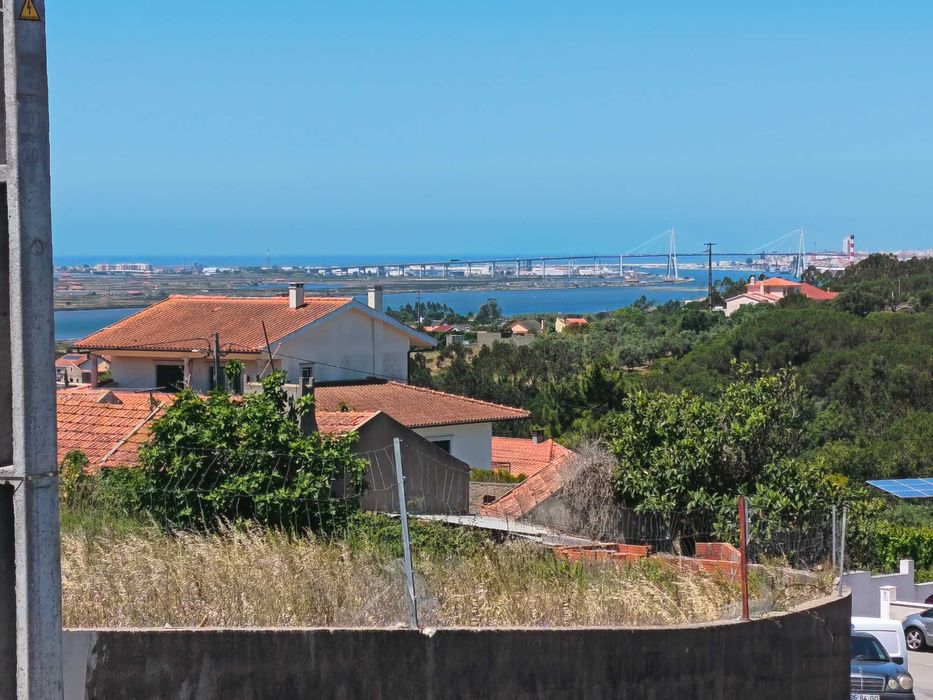 Terreno Urbano 1.150 m² com vista para o Rio | Possibilidade de construção até 441 m² – Feteira de Baixo, Vila Verde - Figueira da Foz