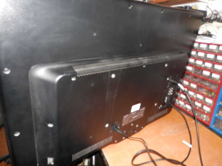 Sprzedam telewizor Philips 37PFL4606H z pilotem, sprawny, bez nóżki