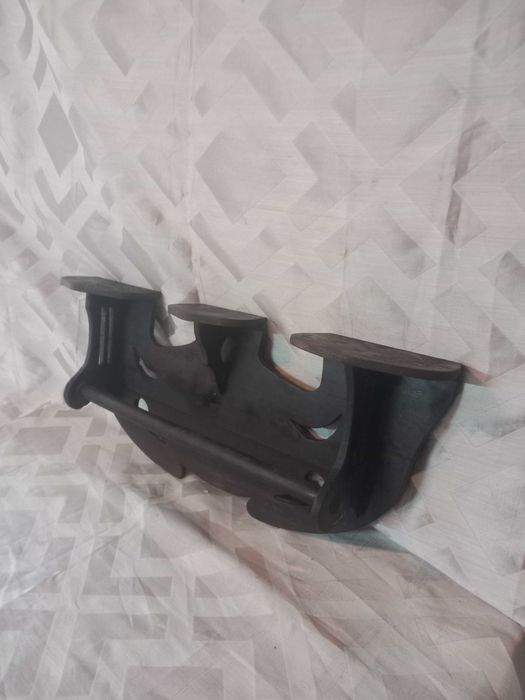 Prateleira antiga,  madeira escura, esculpida três níves, bom estado