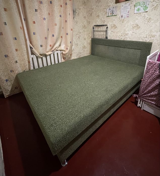 Зручне двоспальне ліжко 200×160 з нішею для речей